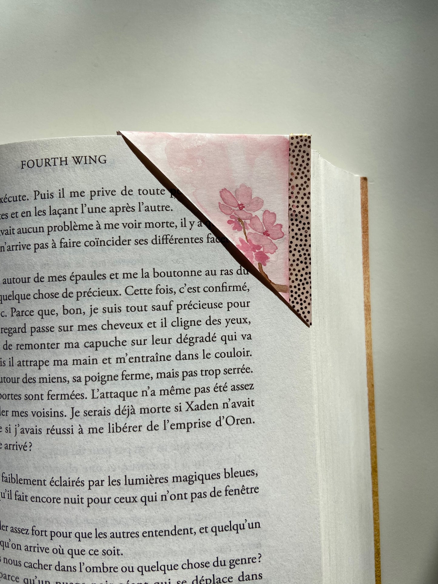 marque-page d'angle au modèle cerisier en fleurs dans le coin d'une page de livre